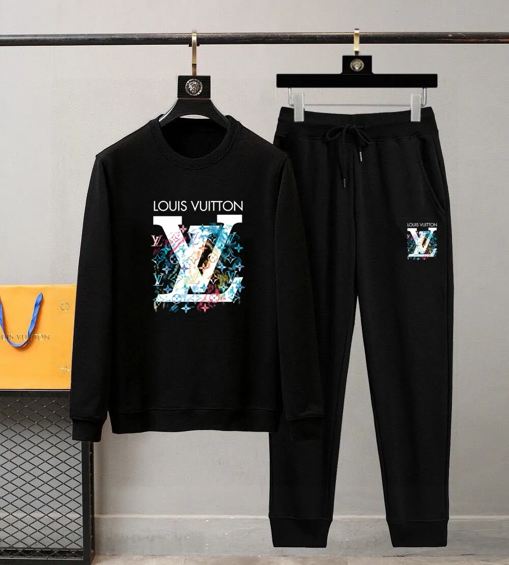 🅿️380 direct batch [LV Louis Vuitton] (Fat Man Gospel) hot-selling suit is coming. Focus on the original version of the official website. 2025 new hot-selling sweatshirt suit. The original order is the best. 🇭🇰The meticulous work of top designers. Just for a fitting and perfect upper body effect. 100% natural high-quality Roman cotton, close-fitting comfort, noble and elegant! Original hardware embodies elegance and nobility! Counter size: M-5XL (maximum wear up to 220 pounds)